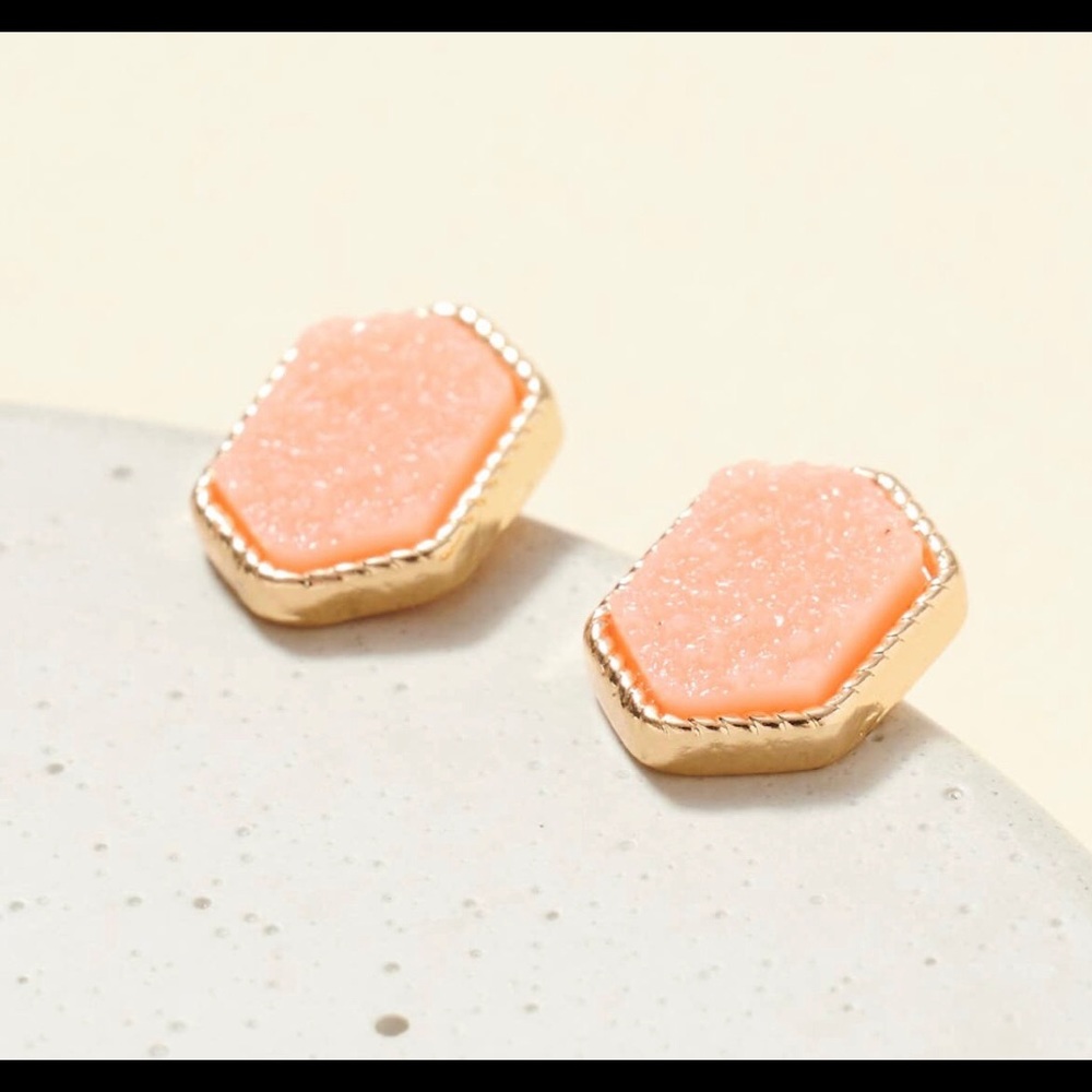 Druzy Stud earrings 
0.5”
Lead compliant Nickle free